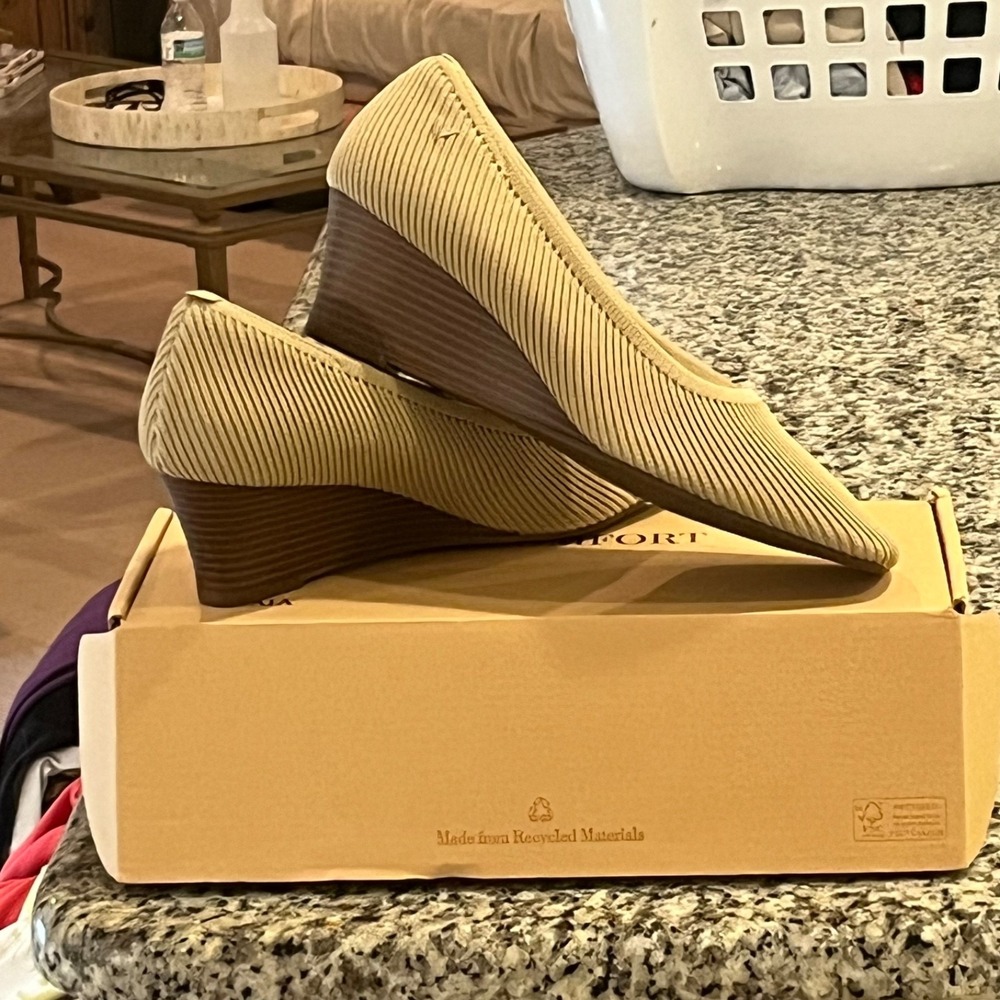 Vivaia Margot Wedge Shoes Womens EU41 US10 Almond Square Toe New With Box